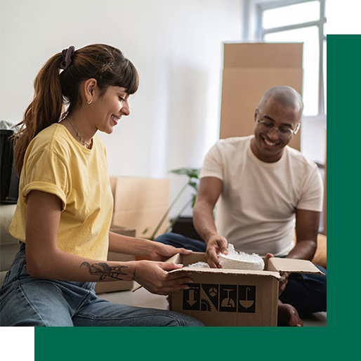 Couple ouvre un carton