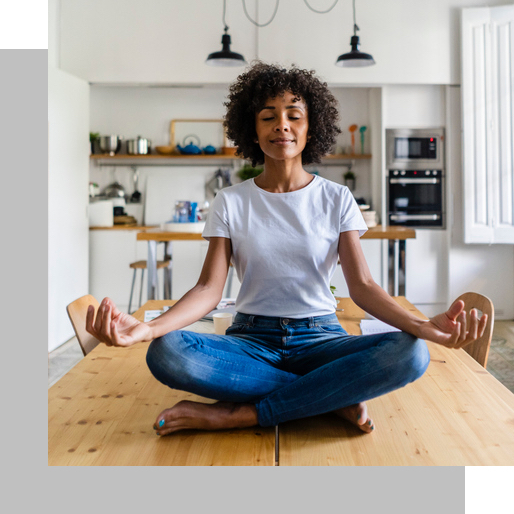 Femme faisant du Yoga